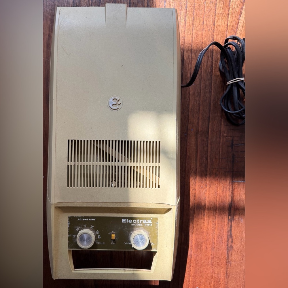 Electras Model P911 portable turntable with a built-in AM radio tuner